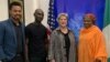 Jakadar Amurka a Najeriya, Mary Beth Leonard (ta biyu daga dama,) da ma'aikatan VOA, Medina Dauda (farko daga dama) Benjamin Gowon, (na biyu daga hagu) da Timothy Obiezu, wakilin sashen Ingilishi na VOA, yayin wata zantawa ta musamman da suka yi a Abuja