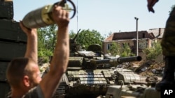 Seorang tentara separatis pro-Rusia mempersiapkan serangan dengan tank di kota Donetsk, Ukraina timur (foto: dok).