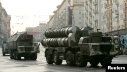 지난 2009년 러시아 모스크바에서 열린 열병식 리허설에서 S-300 지대공 요격미사일을 실은 차량이 이동하고 있다. 