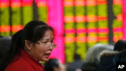 上海一家私人证券行内的一位股民。（资料照片）