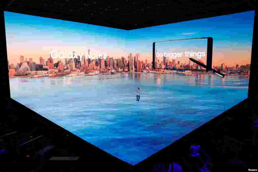 នាយក​ក្រុមហ៊ុន​ទូរស័ព្ទ​ចល័ត​ Samsung Electronics លោក Koh Dong-jin បង្ហាញ​ទូរស័ព្ទ​ទំនើប​ថ្មី​ម៉ាក Galaxy Note 8 ក្នុង​ពិធី​សម្ភោធ​នៅ​ក្នុង​ទីក្រុង​ញូវយ៉ក។ &nbsp;