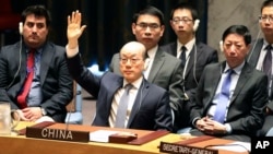 中国常驻联合国代表刘结一在安理会表决制裁朝鲜决议时举手赞成（2017年8月5日）