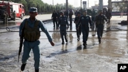 아프가니스탄 수도 카불에서 20일 탈레반 자살폭탄 공격이 발생한 가운데, 경찰이 현장을 수색하고 있다.