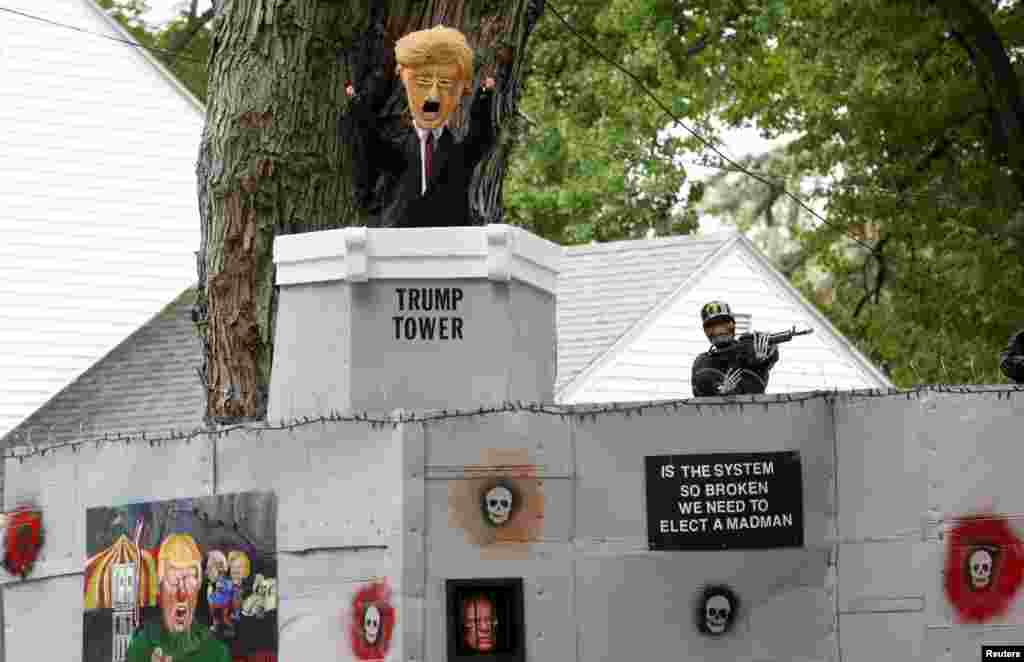 រូប​តុក្កតា​តុបតែង​សម្រាប់​ពិធី​បុណ្យ Halloween ដែល​រួម​មាន​ជញ្ជាំង​តាម​បណ្តោយ​ព្រំដែន និង​រូបតុក្កតា​លោក Donald Trump លោកស្រី Hillary Clinton និង​លោក Bernie Sanders ត្រូវ​បាន​ដាក់​បង្ហាញ​នៅ​ក្នុង​សួនច្បារ​ផ្ទះ​របស់​លោក Matt Warshauer នៅ​ក្រុង West Hartford រដ្ឋ​ Connecticut កាល​ពី​ថ្ងៃ​ទី០៤ ខែ​តុលា ឆ្នាំ​២០១៦។&nbsp;