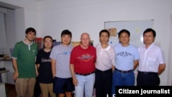 朱瑞峰（右三）与一些人士的合影