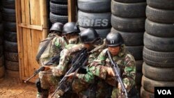 Kopassus TNI AD sedang berlatih pertempuran jarak dekat.