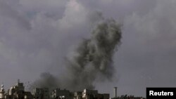 시리아 정부군과 반군 사이에 치열한 전투가 벌어진 알레포 지역에서 연기가 피어오르고 있다.