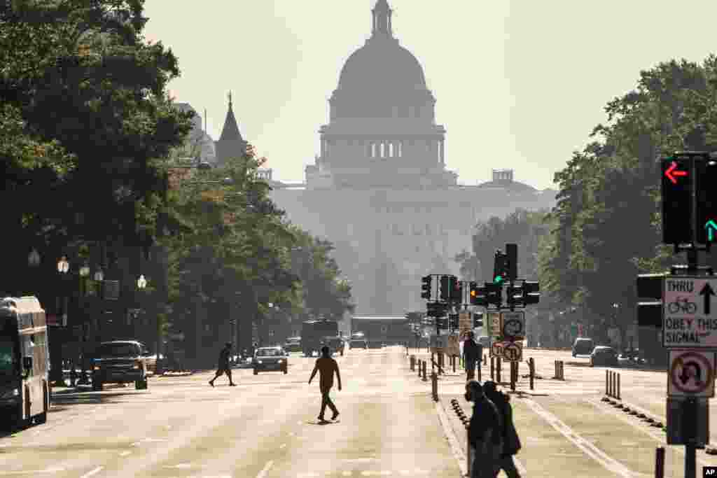 نمایی از شهر واشنگتن و ساختمان کنگره آمریکا که در زمینه مشخص است. تلاش‌های دو حزب برای تصویب طرحی برای کمک اقتصادی به مشاغل به نتیجه نرسیده است. 