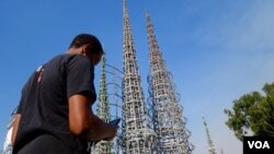 青年在沃兹公园捕捉手机精灵（美国之音国符拍摄）