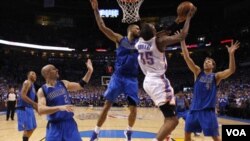 Kevin Durant seul en attaque contre les pivots Mavs Dirk Nowitzki et Tyson Chandler, sous le regard de Jason Kidd et Shawn Marion, à gauche sur la photo.
