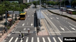 台北举行空袭演习，在万安区警察督促民众离开街头躲避。（资料照：2022年7月25日）