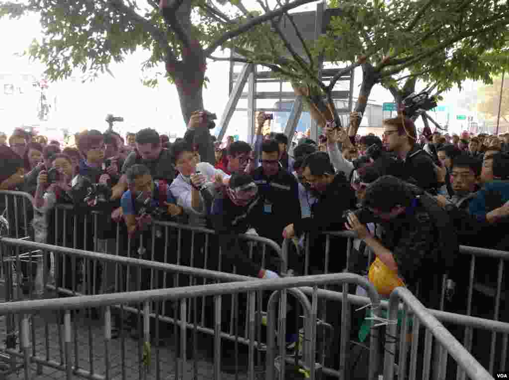 高等法院执达主任在金钟中信大厦展开清理障碍物行动（美国之音海彦拍摄）