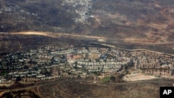 Suasana di wilayah Tepi Barat diambil dari udara (Foto: dok). Tiga hari sebelum perundingan,11 Agustus 2013, Israel memberikan persetujuan final untuk pemangunan sekita 1.200 bangunan apartemen di wilayah ini. 