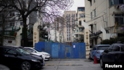 资料照片：上海一处被关闭的居民区。(2020年2月8日)