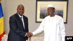 Le président tchadien Idriss Déby serre la main de son homologue Faustin Archange Touadera, à N'djamena, le 24 février 2016.