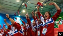 23일 77kg 급 남자 역도 경기가 열리고 있는 인천 아시아안게임 경기장에서 북한팀이 동료 선수를 응원하고 있다.