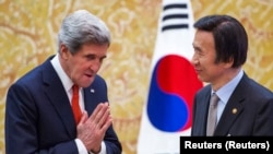 Menlu AS John Kerry (kiri) dan Menlu Korea Selatan Yun Byung-se di Kantor Kepresidenan Park Geun-hye (Blue House), Seoul (12/4).