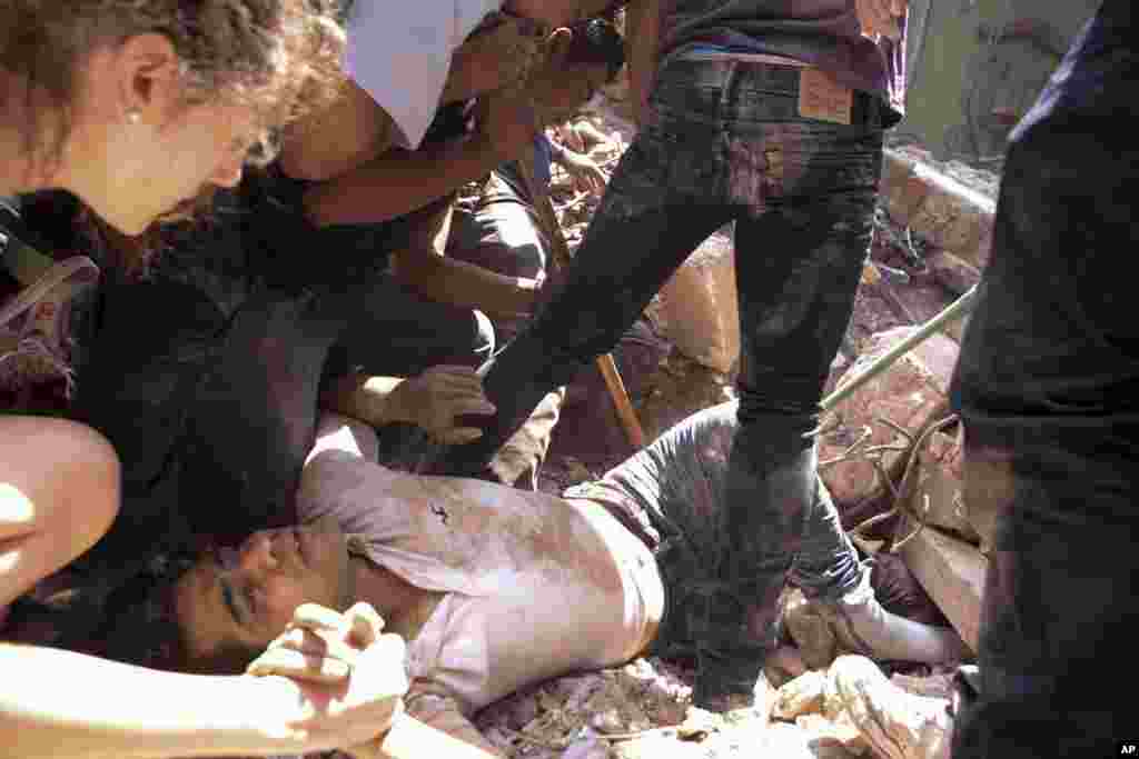 បុរស​ម្នាក់​ត្រូវ​បានគេ​សង្រ្គោះ​ពី​អគារ​បាក់បែក​ក្នុង​ទីក្រុង​ Condesa ប្រទេស​ម៉ិកស៊ិកបន្ទាប់ពី​ការ​រញ្ជួយ​ដី​មួយ​កាលពី​ថ្ងៃទី​១៩ កញ្ញា ២០១៧។