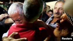 Prvi susret Palestinca oslobođenog iz izraelskog zatvora sa rođakom, 14. avgust 2013.