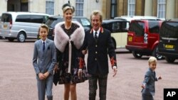 راد استوارت همراه با خانواده در کاخ باکینگهام