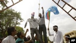 Pakistani students hang an effigy of US pastor Terry Jones at a rally to protest against the making of a film insulting the Prophet Muhammad at Karachi University in Pakistan, September 26, 2012.