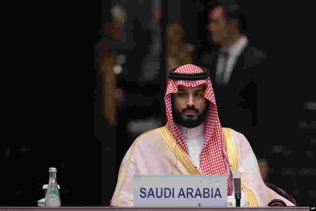 Wakil Putra Mahkota sekaligus Menteri Pertahanan Arab Saudi Muhammad bin Salman mendengarkan pidato Presiden China Xi Jinping dalam KTT G20 di Hangzhou, provinsi Zhejiang, China (4/9). (AP/Ng Han Guan)