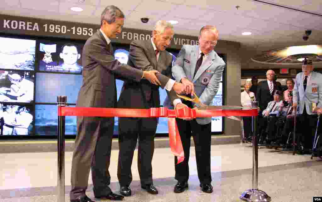 18일 미국 국방부 청사에서 열린 한국전쟁 기념 전시관 개관식에서 참석자들이 테이프 커팅식을 하고 있다. 왼쪽부터 안호영 주미 한국대사, 척 헤이글 미 국방장관, 루이 윙 한국전참전용사협회 회장.