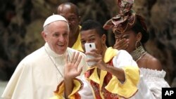 پاپ فرانسیس با حامیانش سلفی می گیرد. 