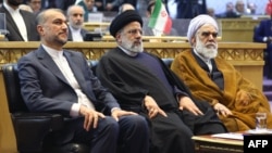 Сликата обезбедена од иранското претседателство на 23 декември 2023 година ги покажува иранскиот претседател Ебрахим Раиси, министерот за надворешни работи Хосеин Амир-Абдолахијан и шефот на иранското судство Голам Хосеин Мохсени