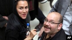 Jason Rezaian et son épouse Yeganeh Salehi, à Téhéran, en Iran, en 2013 (AP)