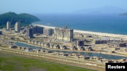 북한 조선중앙통신이 지난해 5월 공개한 원산-갈마 해안관광지 건설 현장. 당시 김정은 국무위원장이 직접 현장을 시찰했다.