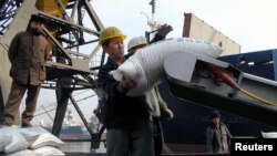 지난 2003년 북한 남포항에서 북한 인부들이 유엔 산하 세계식량계획이 지원한 식량을 트럭에 싣고 있다. (자료사진)