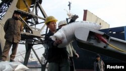 북한 남포항에서 인부들이 유엔 산하 세계식량계획을 통해 지원된 식량을 운반하고 있다. (자료사진)