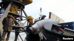 북한 남포항에서 인부들이 유엔 산하 세계식량계획을 통해 지원된 식량을 운반하고 있다. (자료사진)