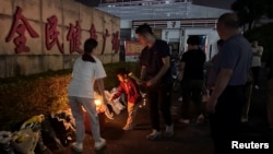 资料照片：中国广东珠海体育中心发生一名凶嫌驾车蓄意撞人重大恶性案件后市民悼念献花。（2024年11月11日）