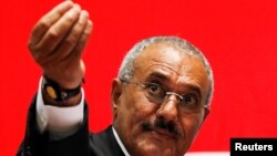 លោក Ali Abdullah Saleh អតីត​ប្រធានាធិបតី​យេម៉ែន​ថ្លែង​ក្នុង​ពេល​ប្រមូល​ផ្តុំ​អ្នក​គាំទ្រ​មួយ​នៅ​ក្នុង​ក្រុង Sanaa កាលពី​ថ្ងៃទី២០ ខែកុម្ភៈ ឆ្នាំ២០១១។
