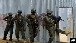 Tentara Somalia melakukan penggerebekan rumah yang diduga ditempati militan al-Shabab (foto: Juni 2012).