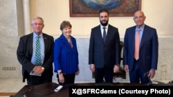 2025年8月25日，美国参议院外交关系委员会资深成员珍妮·沙欣参议员(左二)与美国叙利亚问题特使汤姆·巴拉克(右一)和众议员乔·威尔逊(左一)组成的两党代表团在大马士革会见了叙利亚总统沙拉(右二)。