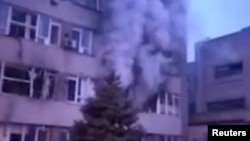 消防人员在努力扑灭乌克兰扎波罗热核电站进口处一座培训楼燃起的大火。