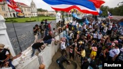 태국 반정부 시위대가 17일 방콕 정부 청사 주변에 시멘트로 벽을 쌓고 있다.