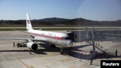 지난해 10월 중국 베이징행 북한 고려항공 여객기가 평양 공항에서 이륙을 준비하고 있다. (자료사진)