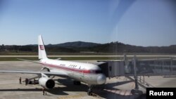 지난해 10월 중국 베이징행 북한 고려항공 여객기가 평양 공항에서 이륙을 준비하고 있다. (자료사진)