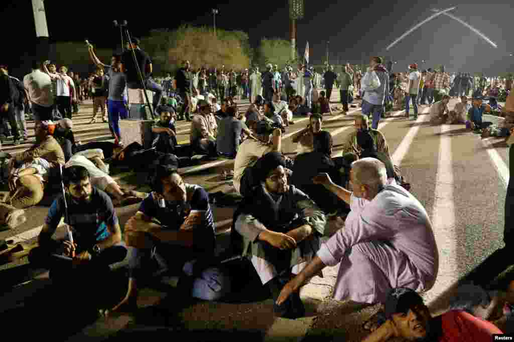 برخی از معترضان نماز شان را آنجا خواندند.