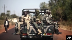 Tentara Mali menuju Markala, Mali (18/1). Pasukan Mali yang didukung Perancis berhasil merebut kembali dua kota yang sebelumnya dikuasai militan. 