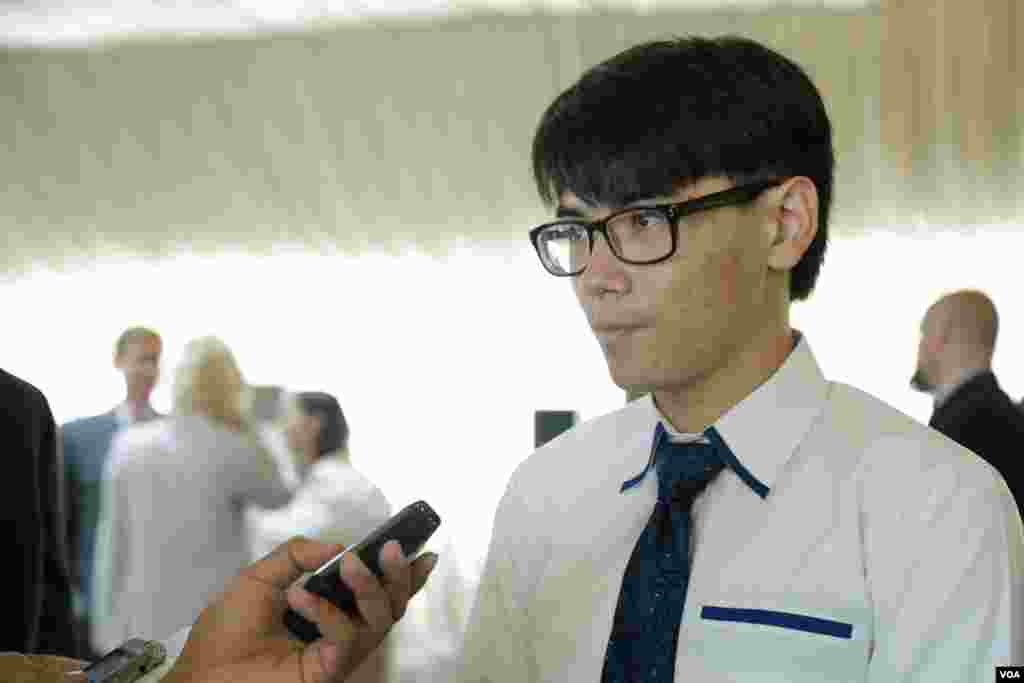 &nbsp;លោក Brenden Stewart សិក្ខាកាមរបស់ភ្នាក់ងារ Peace Corps សហរដ្ឋអាមេរិកនៅកម្ពុជា កំពុងសម្ភាសជាមួយនឹងអ្នកសារព័ត៌មានក្រោយពីពិធីស្បថចូលបំពេញការងារសម្រាប់អ្នកស្ម័គ្រចិត្តក្នុងការប្រារព្ធខួបលើកទី១១ នៃអ្នកស្ម័គ្រចិត្ត Peace Corps កាលពីព្រឹកថ្ងៃសុក្រទី១៥ កញ្ញា ២០១៧ នៅទីក្រុងភ្នំពេញប្រទេសកម្ពុជា។ (ទុំ ម្លិះ/VOA)