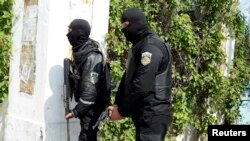 عکس آرشیوی از نیروهای امنیتی در اطراف ساختمان پارلمان تونس، هنگامی که افراد مسلح به موزه ملی در نزدیکی آن حمله کردند - ۲۷ اسفند ۱۳۹۳ 