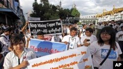 ကြေးနီစီမံကိန်းရပ်တန့်ရေး ရန်ကုန်တွင် ဆန္ဒပြနေသူများ။