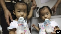 Banyak orang tua di Tiongkok mencari susu formula di luar negeri, termasuk di Australia, pasca-skandal keracunan susu tahun 2008 (foto: dok).