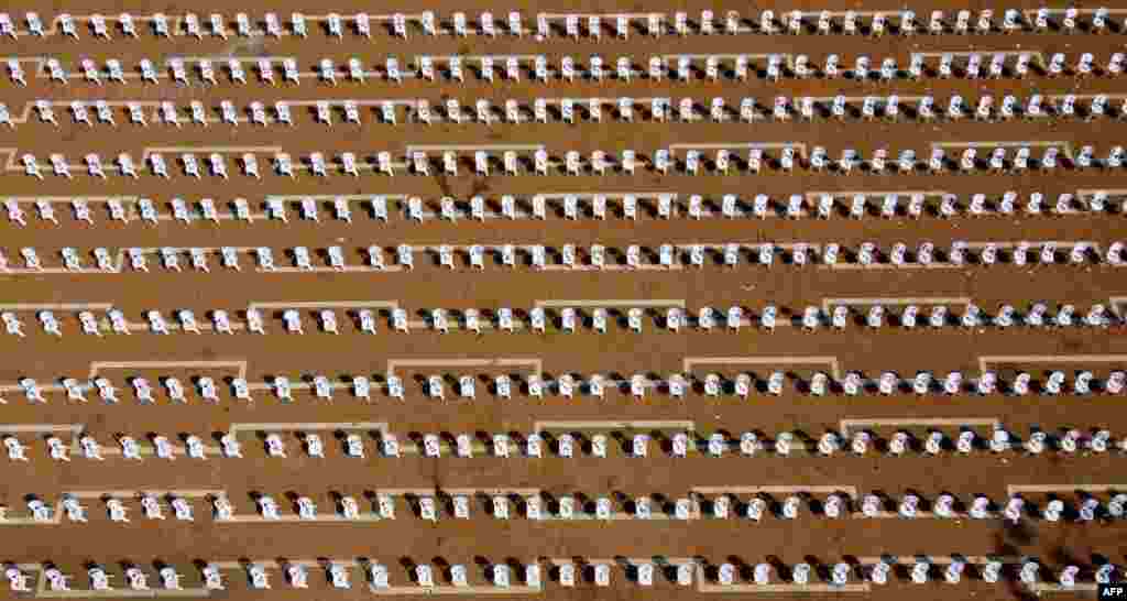 이스라엘 텔아비브 라빈 광장에 신종 코로나바이러스 희생자 1천 명을 의미하는 의자가 놓여있다.