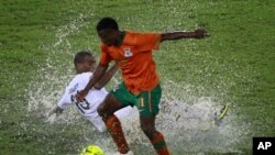 Katongo de la Zambie en duel avec Abubaker al Abaidy de la Libye au cours d'un match de la Coupe d'Afrique des Nations à Bata, en Guinée Eguatoriale